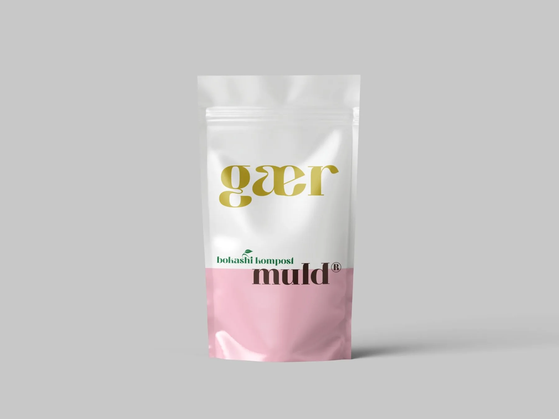 Yeast pouch: 'gær' in gold on white, Muld logo on a pink lower half